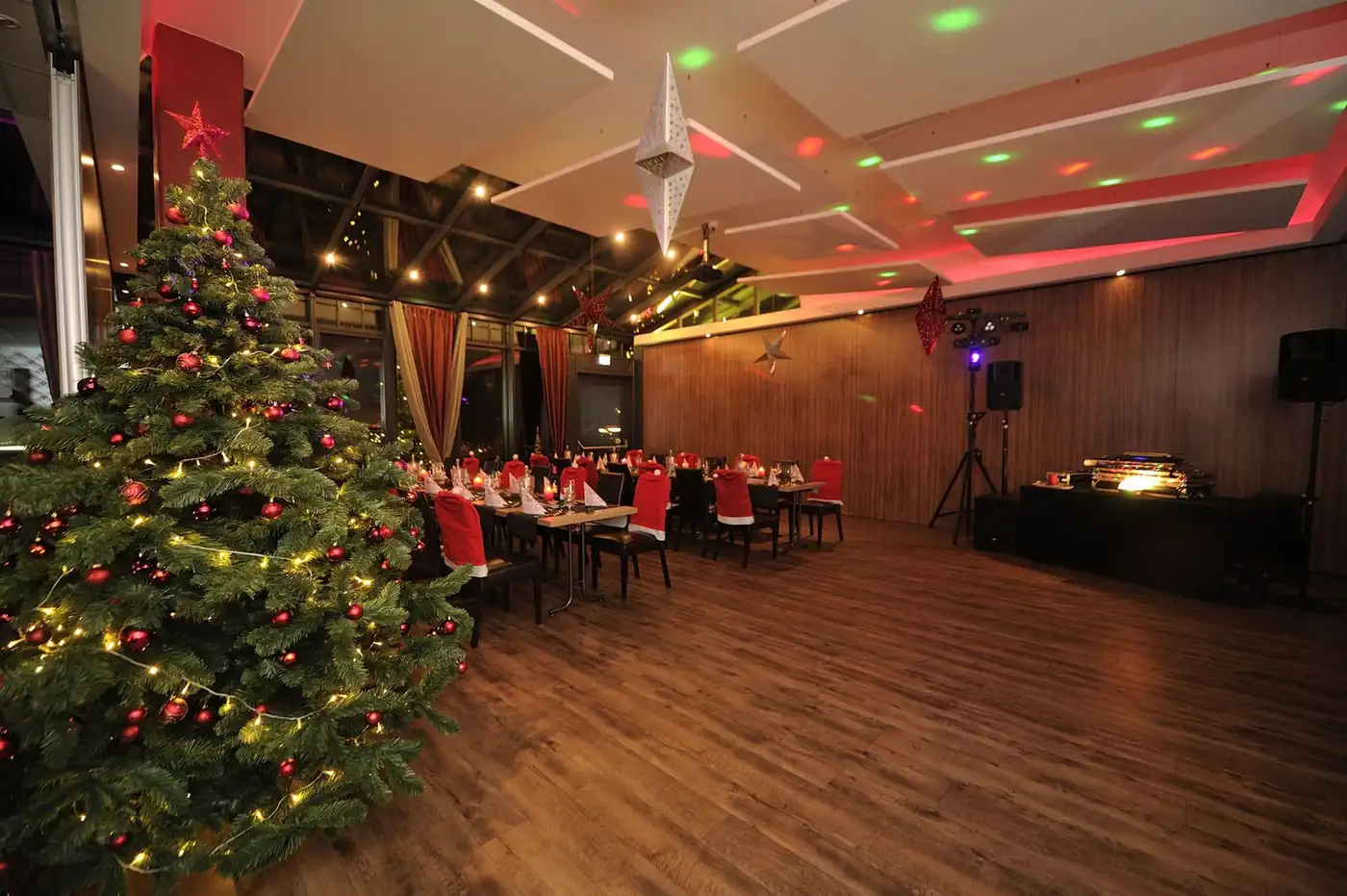 Wintergarten des Hotels zur Heideblüte, weihnachtlich gedeckt